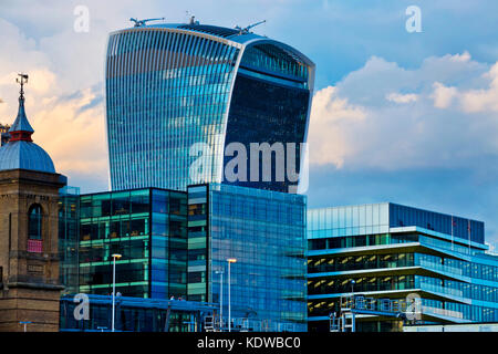 Stadt Büros in der Dämmerung mit Walkie talkie auf der Themse in London Vereinigtes Königreich 2017 Stockfoto