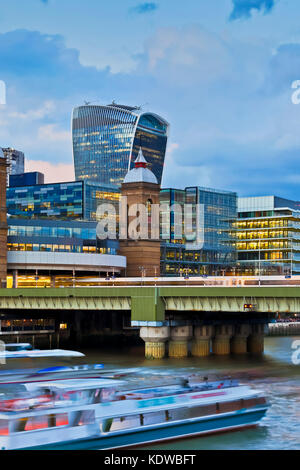 Stadt Büros in der Dämmerung mit Walkie talkie auf der Themse in London Vereinigtes Königreich 2017 Stockfoto