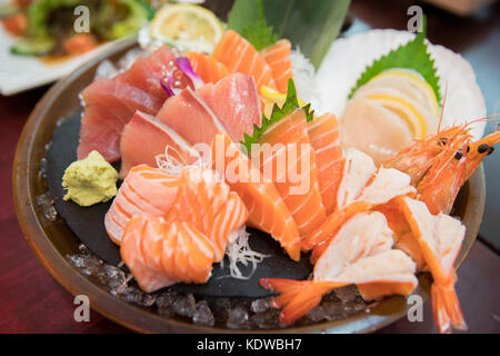 Sashimi mit verschiedenen frischen Fisch set in Scheiben geschnitten auf Platte, close-up Stockfoto