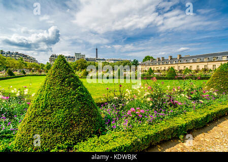 Einer der vielen Gärten in Les Invalides in Paris, Frankreich Stockfoto