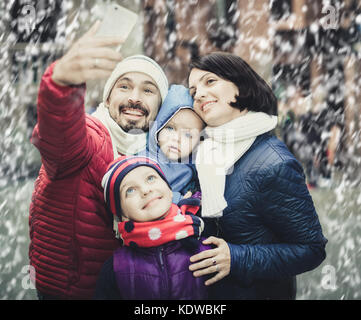 Papa und Mama mit ihren Kindern, die selfie zusammen Stockfoto