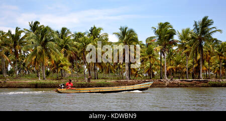 Angelboot/Fischerboot auf dem Fluss von Canavieiras, Bahia, Brasilien, Südamerika Stockfoto