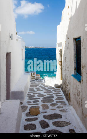 Die kleine Gasse mit Pflastersteinen zum Meer in Mykonos-Stadt, Mykonos, Kykladen, aegaeis, Griechenland, Mittelmeer, Europa | kleinen gepflasterten Gasse Stockfoto