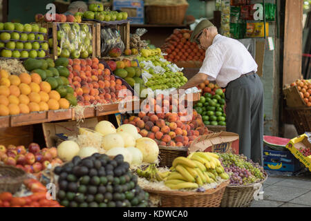 Ein Mann kauft Gemüse, Palermo, Buenos Aires, Argentinien Stockfoto