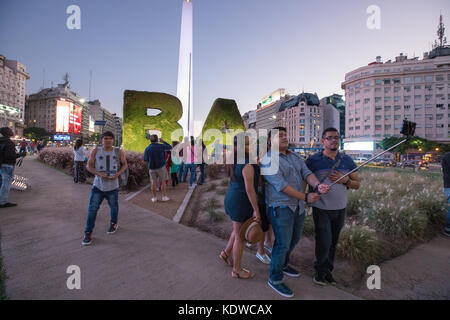 Touristen vor dem Obelisken auf der Plaza de La Republica, Buenos Aires, Argentinien posing Stockfoto