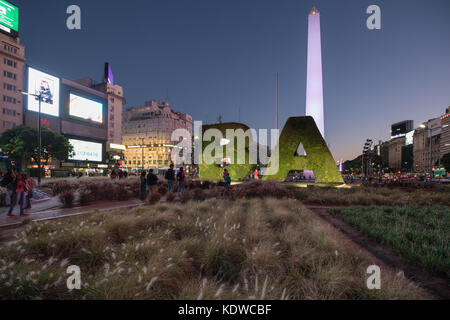 Touristen vor dem Obelisken auf der Plaza de La Republica, Buenos Aires, Argentinien posing Stockfoto