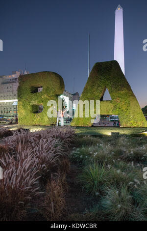 Touristen posieren für Fotos vor dem Obelisken auf der Plaza de La Republica, Buenos Aires, Argentinien Stockfoto