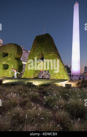 Touristen posieren für Fotos vor dem Obelisken auf der Plaza de La Republica, Buenos Aires, Argentinien Stockfoto