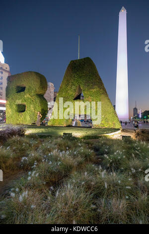 Touristen posieren für Fotos vor dem Obelisken auf der Plaza de La Republica, Buenos Aires, Argentinien Stockfoto