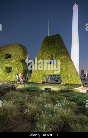 Touristen posieren für Fotos vor dem Obelisken auf der Plaza de La Republica, Buenos Aires, Argentinien Stockfoto