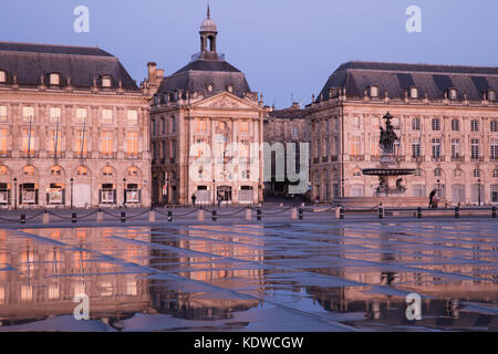 Miroir d'eau in der Morgendämmerung, Place de la Bourse, Bordeaux, Aquitaine neue, Frankreich Stockfoto