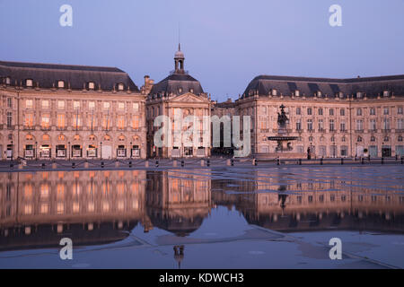 Miroir d'eau in der Morgendämmerung, Place de la Bourse, Bordeaux, Aquitaine neue, Frankreich Stockfoto