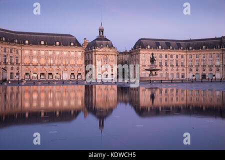 Miroir d'eau in der Morgendämmerung, Place de la Bourse, Bordeaux, Aquitaine neue, Frankreich Stockfoto