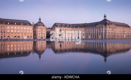 Miroir d'eau in der Morgendämmerung, Place de la Bourse, Bordeaux, Aquitaine neue, Frankreich Stockfoto