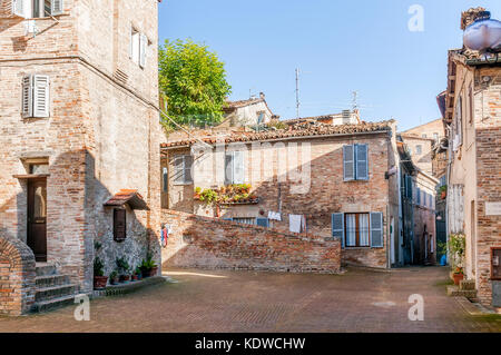 Ein Sommer Blick auf eine Straße in der Renaissance von Urbino, Marken, Italien Stockfoto