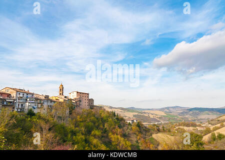 Ein Blick von sassocorvaro, einer kleinen Stadt im Norden der Marken, Italien Stockfoto