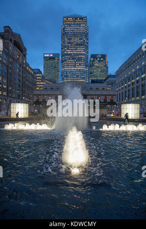 Dämmerung in Cabot Square, Canary Wharf, London, England, Großbritannien Stockfoto