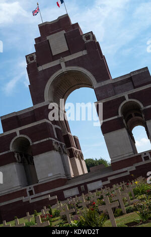 Friedhof und Thiepval Gedenkstätte Thiepval Albert Peronne Somme Hauts-de-France Frankreich Stockfoto