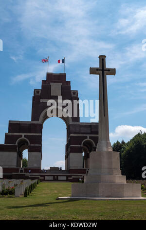 Friedhof und Thiepval Gedenkstätte Thiepval Albert Peronne Somme Hauts-de-France Frankreich Stockfoto