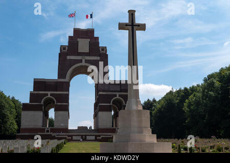 Friedhof und Thiepval Gedenkstätte Thiepval Albert Peronne Somme Hauts-de-France Frankreich Stockfoto