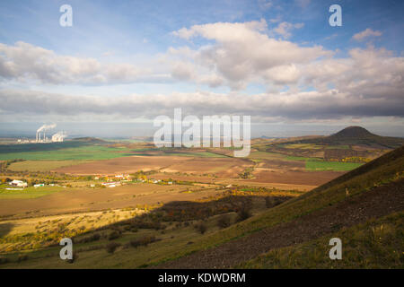 Blick von oben Rana Hill. Herbst Landschaft im Böhmischen Mittelgebirge, Tschechische Republik Stockfoto