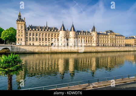 Der Fluss Seine und die Conciergerie Gebäude auf der Île de la Cité in Paris, Frankreich Stockfoto