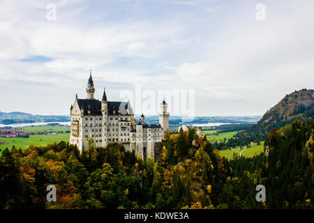 Schloss Neuschwanstein von der Queen Mary's Bridge, in Bayern, Deutschland Stockfoto