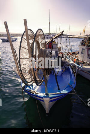 Paphos (pafos), Zypern - 19. Juli 2016: traditionelle zyprische Fischerboot im Hafen Stockfoto
