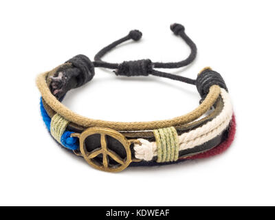 Handgefertigte hippie Armband mit peace Zeichen isoliert auf weißem Stockfoto