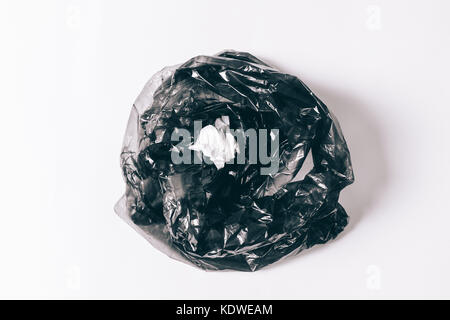 Schwarze Müllsack mit geworfen Serviette auf weißem Hintergrund der Ansicht von oben Stockfoto