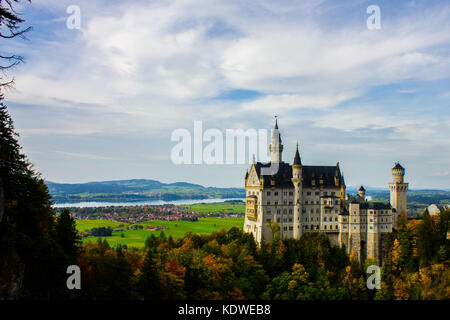 Schloss Neuschwanstein von der Queen Mary's Bridge, in Bayern, Deutschland Stockfoto