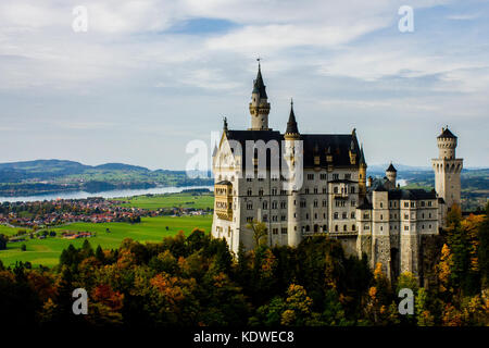 Schloss Neuschwanstein von der Queen Mary's Bridge, in Bayern, Deutschland Stockfoto