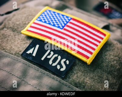 USA-Flagge und Blut Typ Patches auf schusssichere Weste Stockfoto