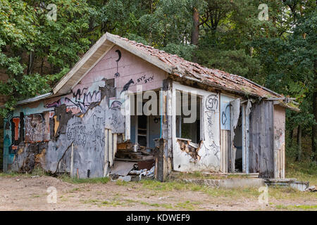 Alten, verlassenen, Vandalismus und verfallenes Haus Ferienhaus in Graffiti Model Release: Nein Property Release: Nein. Stockfoto