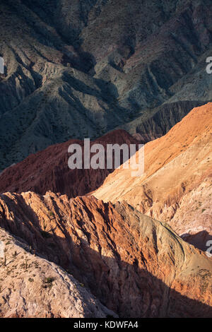 Der Cerro de Siete colores (Berg der sieben Farben) in purmamarca, Quebrada de humahuacha, Provinz Jujuy, Argentinien Stockfoto