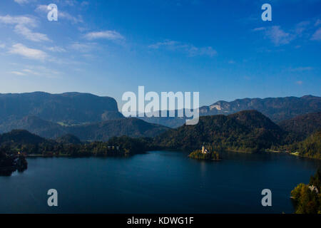 See von Bled, Slowenien, mit Blick von der Insel und die Kirche von der Burg gesehen Stockfoto