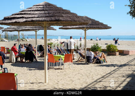 Menschen entspannend im Blue Moon Snackbar am Strand, Venedig Lido, Venedig, Italien Stockfoto