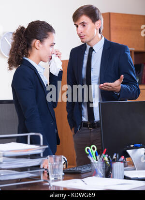 Wrangle zwischen wütenden Manager und umgekippt Mitarbeiter innen Stockfoto