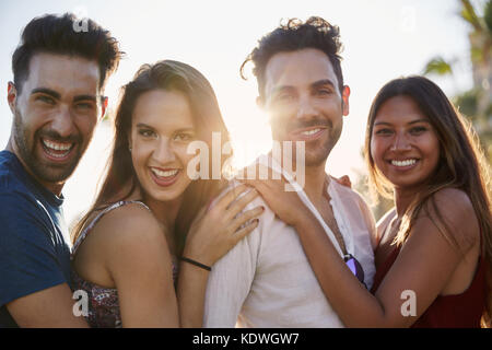Portrait von vier glückliche Freunde zusammen draußen im Sonnenlicht Stockfoto