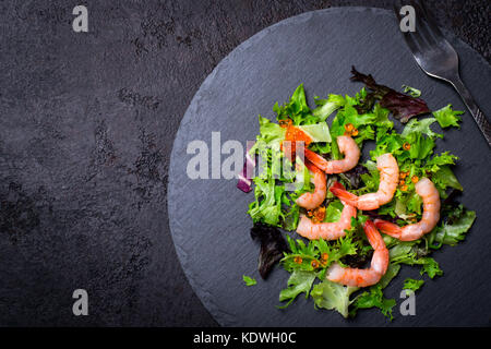 Weihnachten Gesunde Ernährung Essen Hintergrund. Weihnachtsbaum aus Salatblättern und Garnelen. Stockfoto