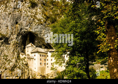 Ein Blick auf die Burg Predjama, einer mittelalterlichen Burg auf einem Felsen gebaut, in Slowenien Stockfoto