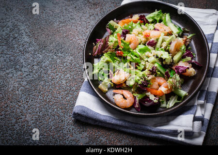 Frische quinoa Gemüse Salat mit Garnelen. Reinigen detox Gesund Essen Stockfoto