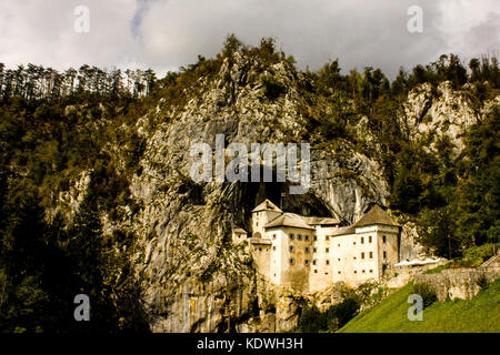 Ein Blick auf die Burg Predjama, einer mittelalterlichen Burg auf einem Felsen gebaut, in Slowenien Stockfoto