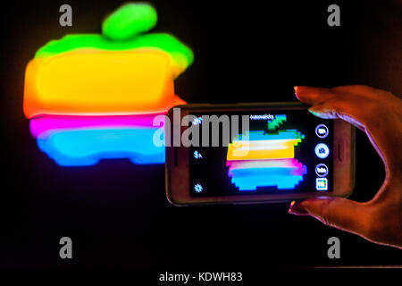 Apple Logo iPhone, farbenfrohes Logo auf Mobiltelefon Apple Logo Regenbogen Stockfoto