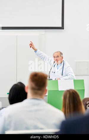 Senior als Dozent in der Medizin Vortrag an der Medizinischen Uni Stockfoto