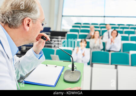 Medizin Lautsprecher in der medizinischen Vorlesung mit Studenten erhält Beifall Stockfoto