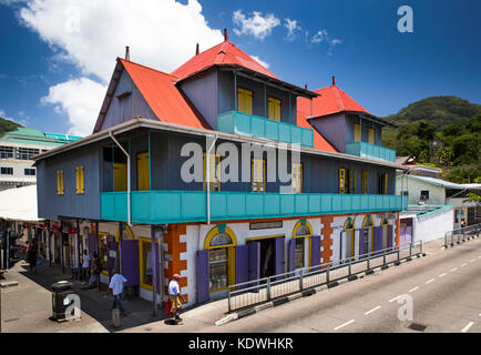 Die Seychellen, Mahe, Victoria, Albert St auf die Market St Junction, bunt bemalten traditionelle Wellblech verkleideten Gebäude Stockfoto