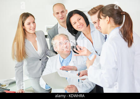 Erfolgreiches Team von Ärzten mit Mitarbeiter Mitarbeiter der Klinik Stockfoto