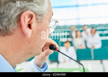 Lautsprecher in der Medizin, Präsentation oder Vorlesung an der Universität Halle Stockfoto