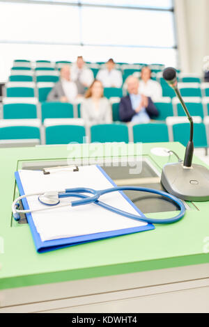 Stethoskop und Zwischenablage in der Medizin Vortrag an der Universität Stockfoto